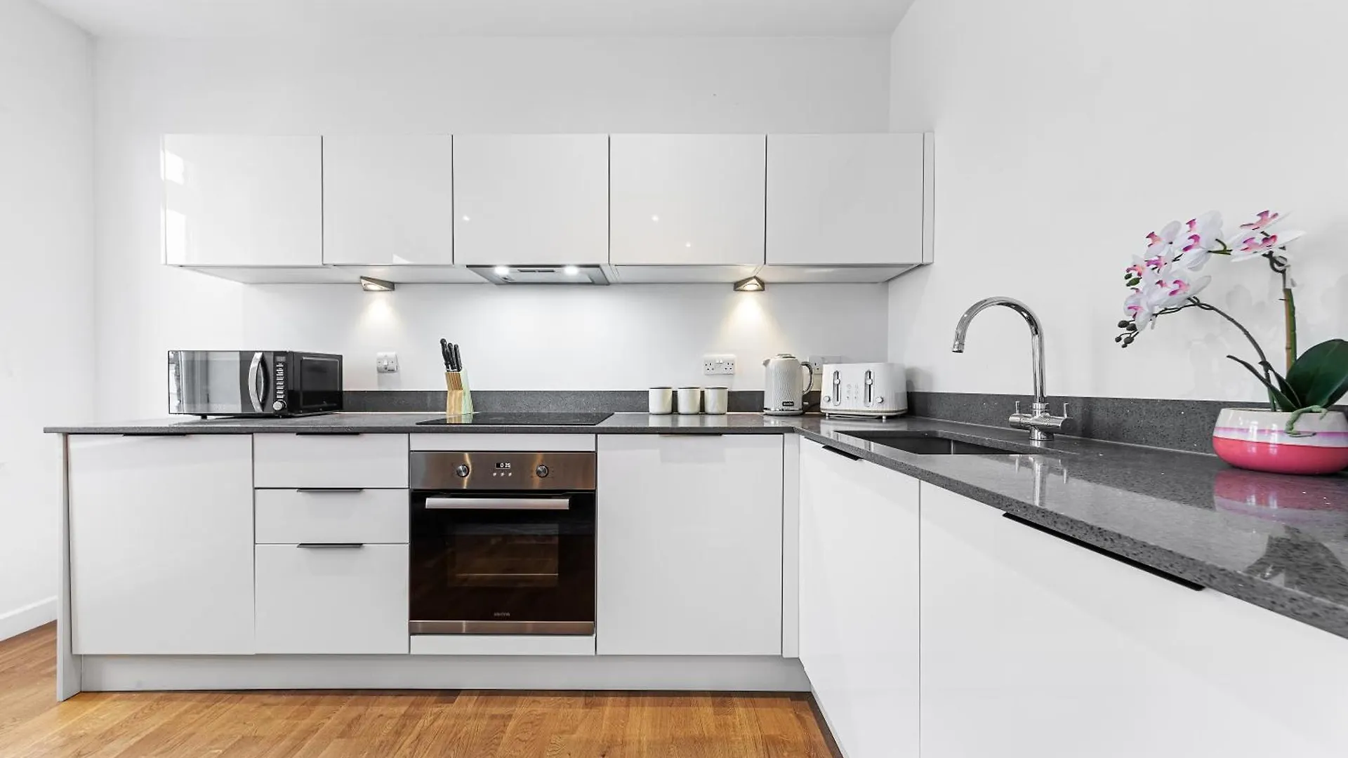 Apartment Modern One Bedroom Flat - Near Heathrow, Windsor Castle, Thorpe Park - Staines London Tw18